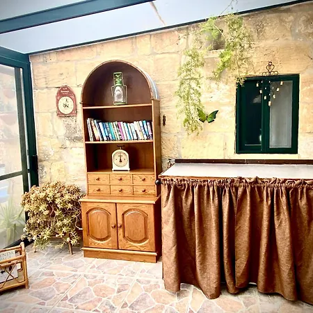 Retro With Pool Сasa de vacaciones Xewkija